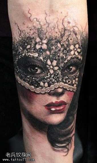 手臂漂亮的戴面具女生纹身图案