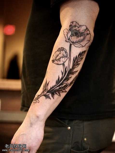 手臂漂亮花朵纹身图案