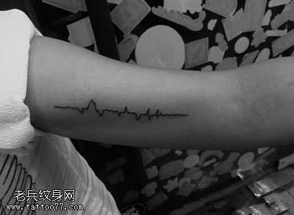 手臂简约心电图时尚纹身图案