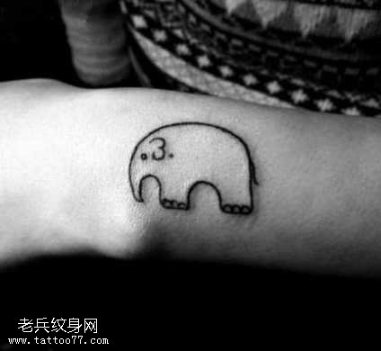 手臂卡通大象纹身图案