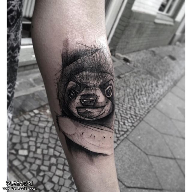 手臂经典线条浣熊纹身图案