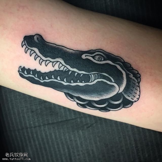 大臂的鲨鱼头纹身图案