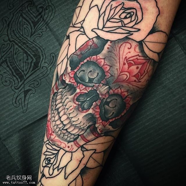 手臂精致的线条骷髅纹身图案