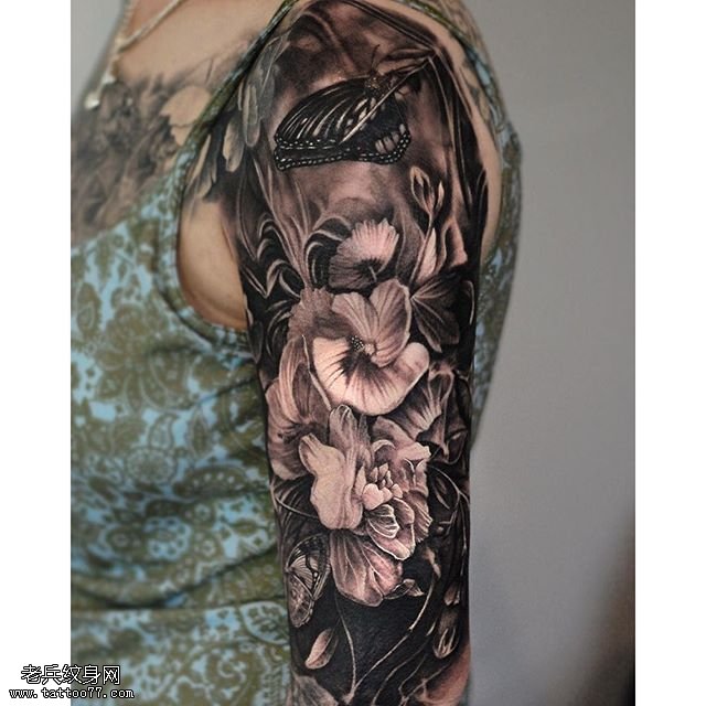 大臂的花卉蝴蝶纹身图案