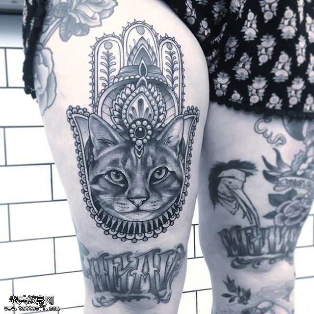 大腿手掌梵花猫咪纹身图案