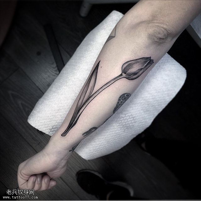 手臂写实郁金香纹身图案