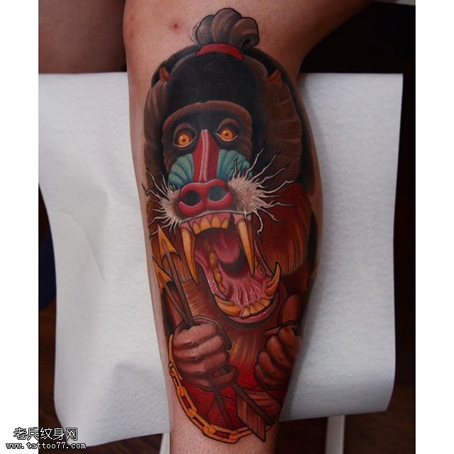 小腿彩绘的山魈纹身图案