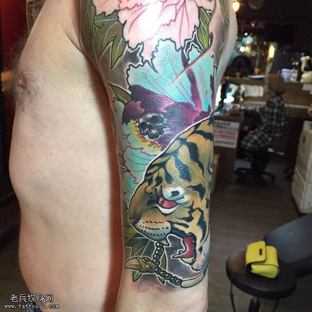 大臂彩绘牡丹老虎纹身图案