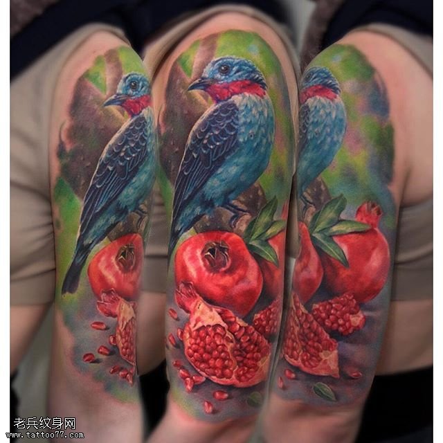 大臂彩绘的鸟果实纹身图案