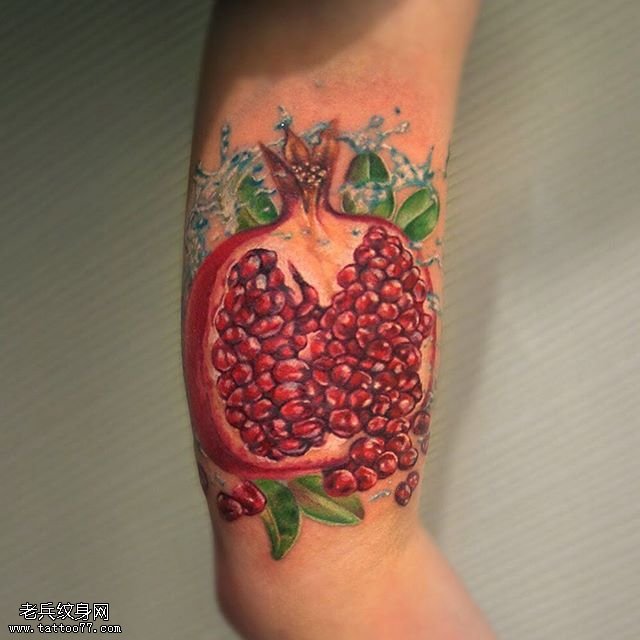 手臂鲜美的石榴纹身图案