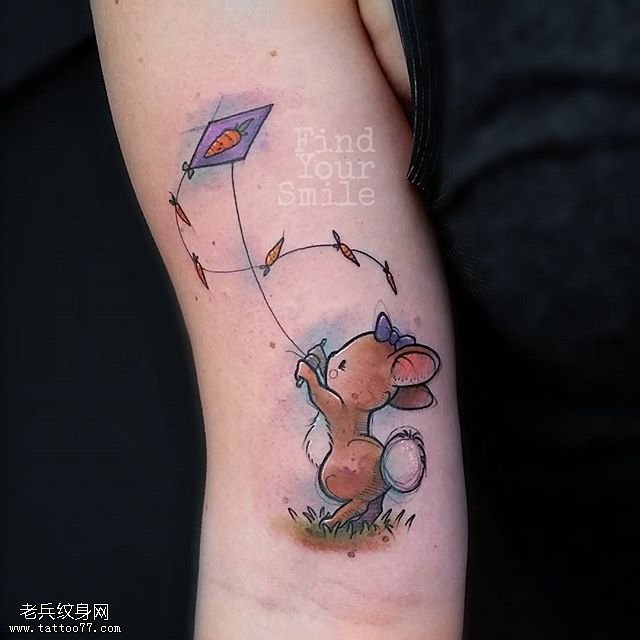 手臂放风筝的小兔子纹身图案