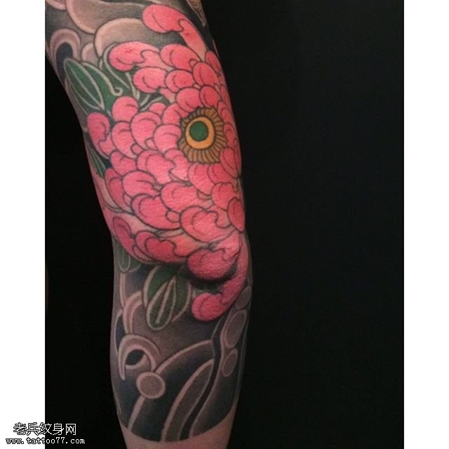 手臂上经典传统菊花纹身图案