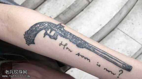 手臂炫酷的手枪纹身图案
