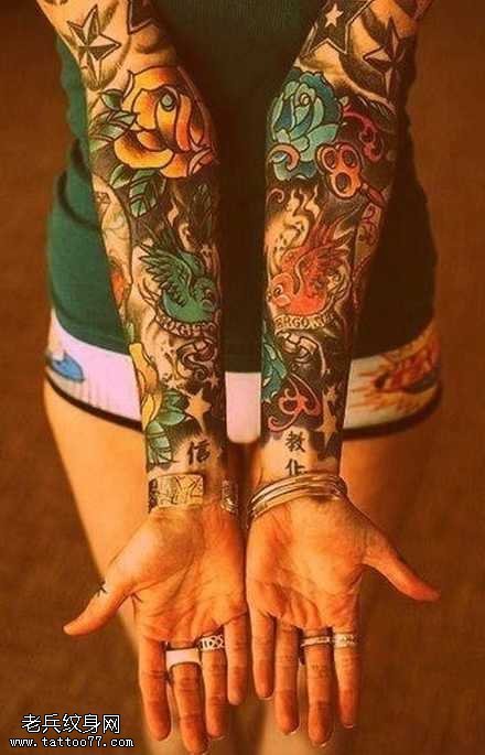 手臂漂亮的花纹身图案