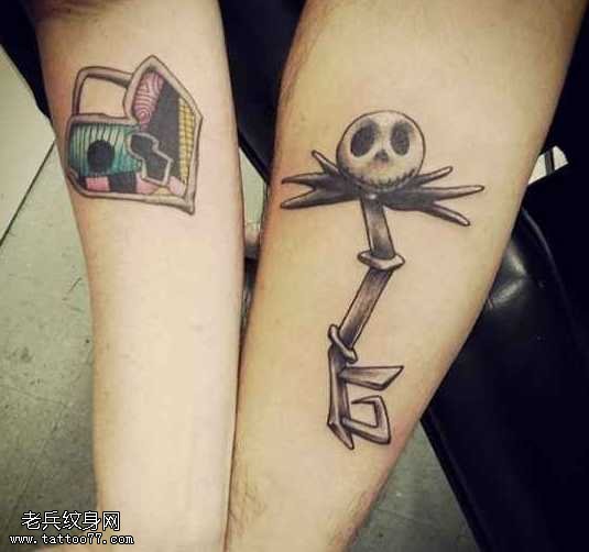 手臂钥匙锁骷髅纹身图案