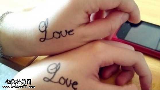 手背英文字母LOVE情侣纹身图案
