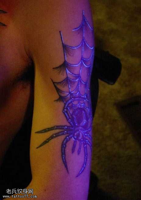手臂毒蜘蛛纹身图案