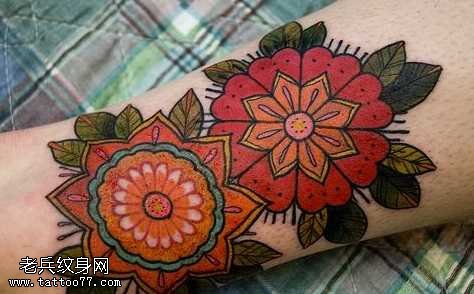 手臂花朵纹身图案