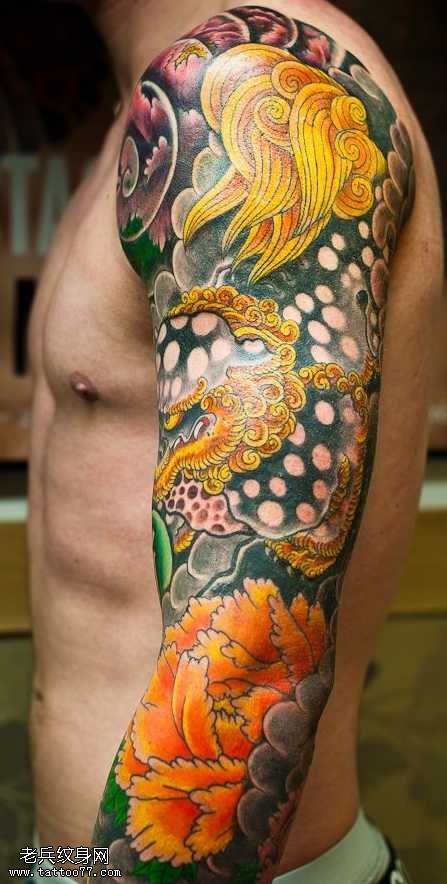 手臂黄金牡丹花纹身图案