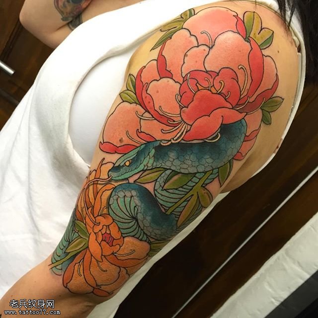 大臂蛇戏玫瑰纹身图案