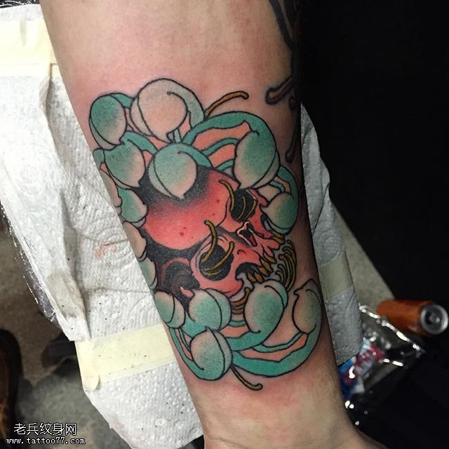 手臂的菊花骷髅纹身图案