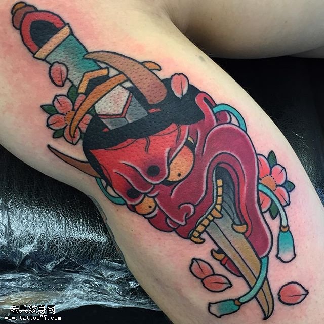 大臂匕首刺般若纹身图案