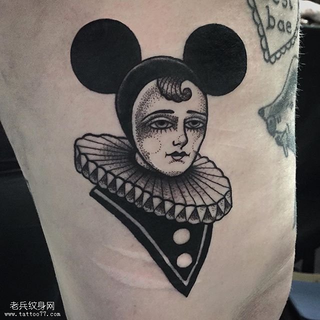 腿部真人米奇纹身图案