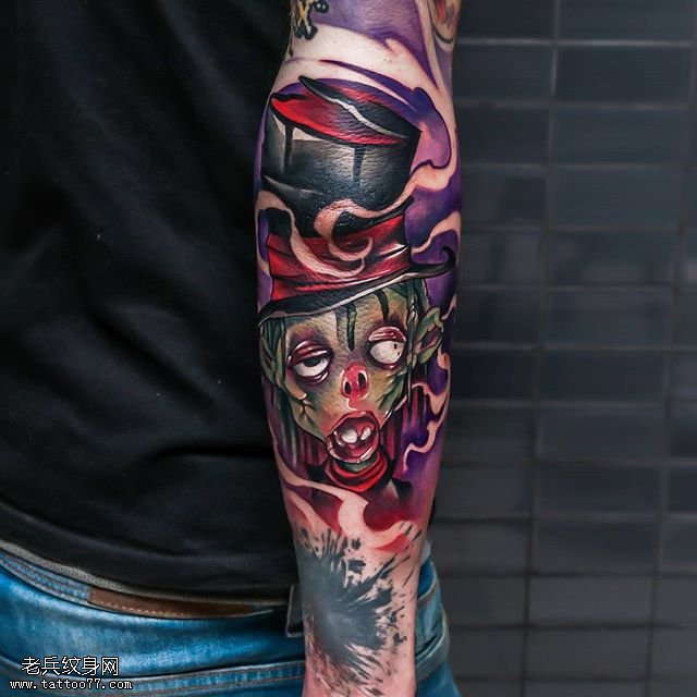 手臂彩绘魔鬼纹身图案
