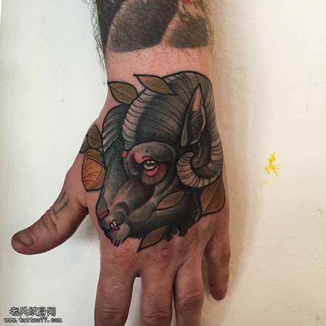 手背上的山羊头纹身图案