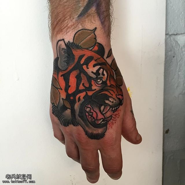 手背上的老虎纹身图案