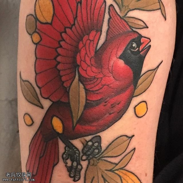 大臂上彩绘的鸟纹身图案