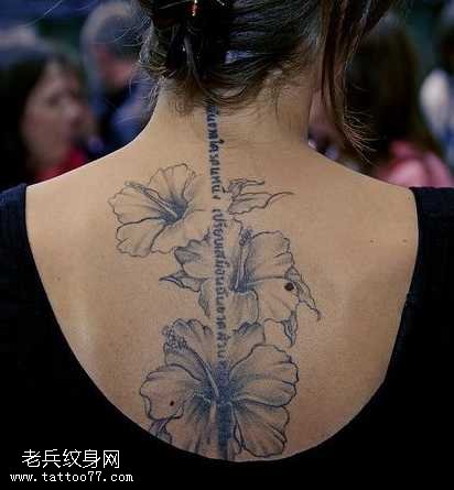 背部淡墨色花朵英文纹身图案