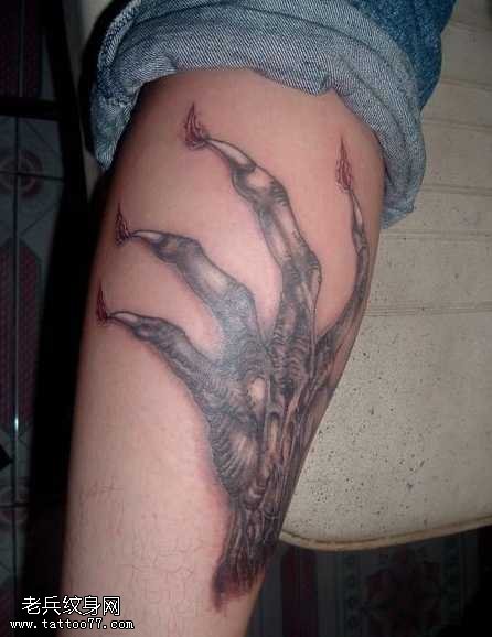 手臂血指入肉纹身图案