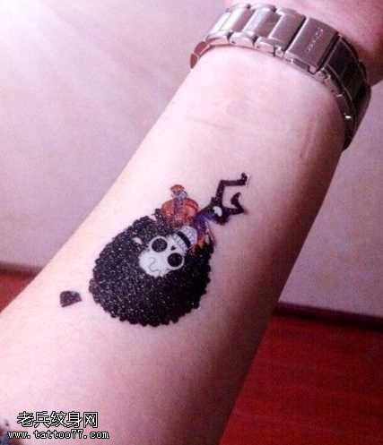 手部卷发幽默骷髅头纹身图案