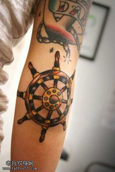 手臂优雅古韵水车纹身图案