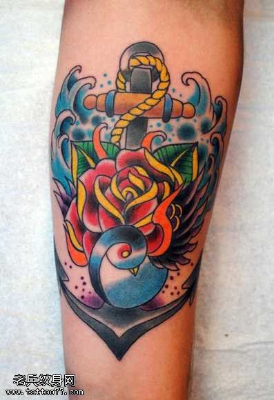 手臂花样船锚纹身图案