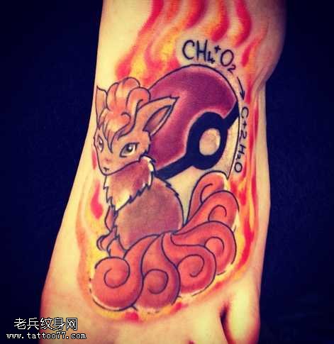 手部妩媚九尾狐纹身图案