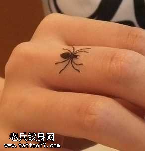 手指小蜘蛛纹身图案