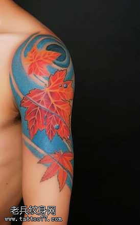 手臂火红色枫叶图案