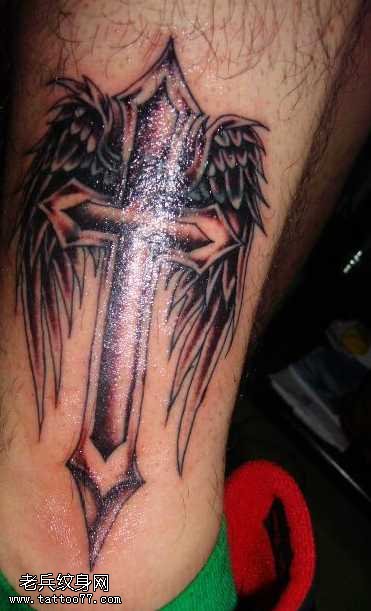 腿部十字架纹身图案