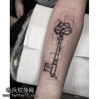 手臂线条的钥匙纹身图案