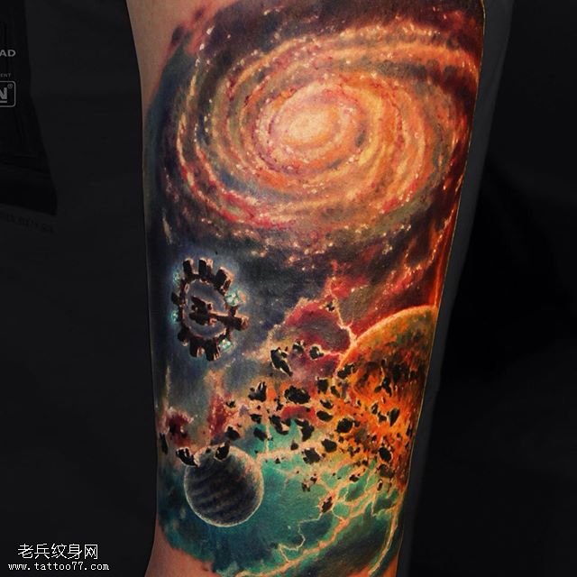 手臂上的外星球纹身图案