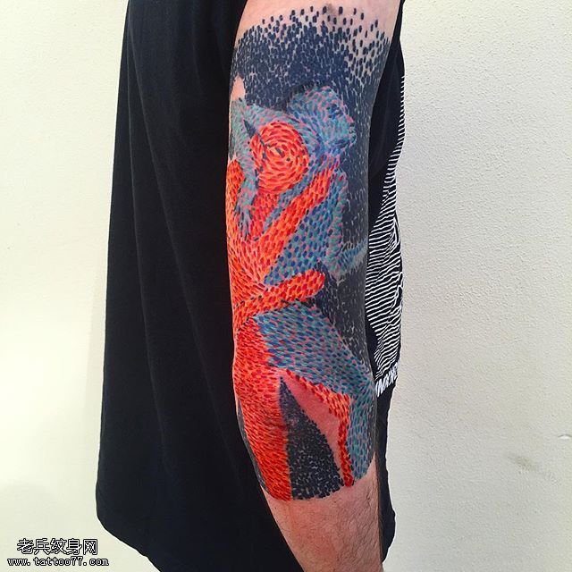 手臂水彩点纹身图案