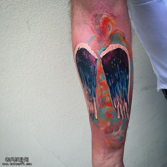 手臂水彩天使纹身图案