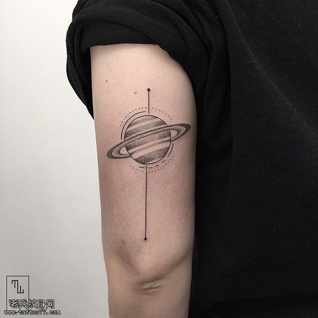 手臂的星球纹身图案