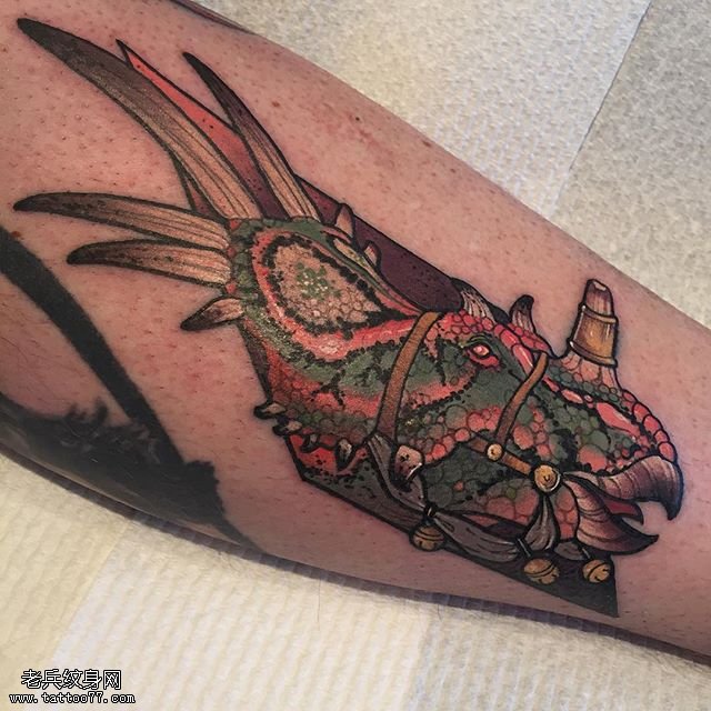 腿部的鳄鱼头纹身图案