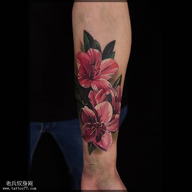 手臂逼真写实的花卉纹身图案