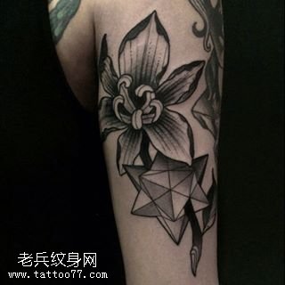大臂几何线条花卉纹身图案