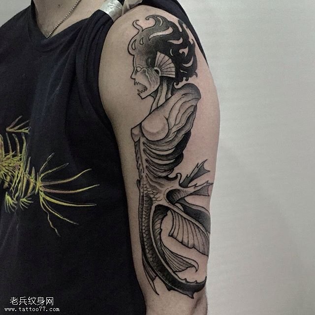 大臂美人鱼骨架纹身图案