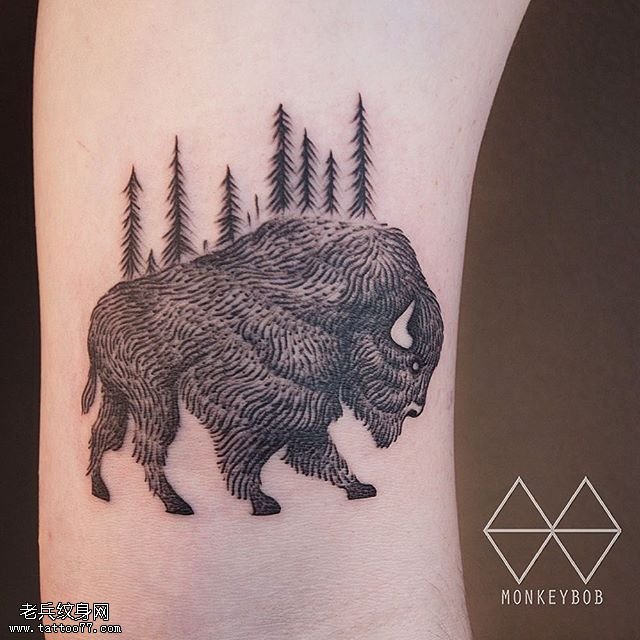 手臂森林里的一头牛纹身图案